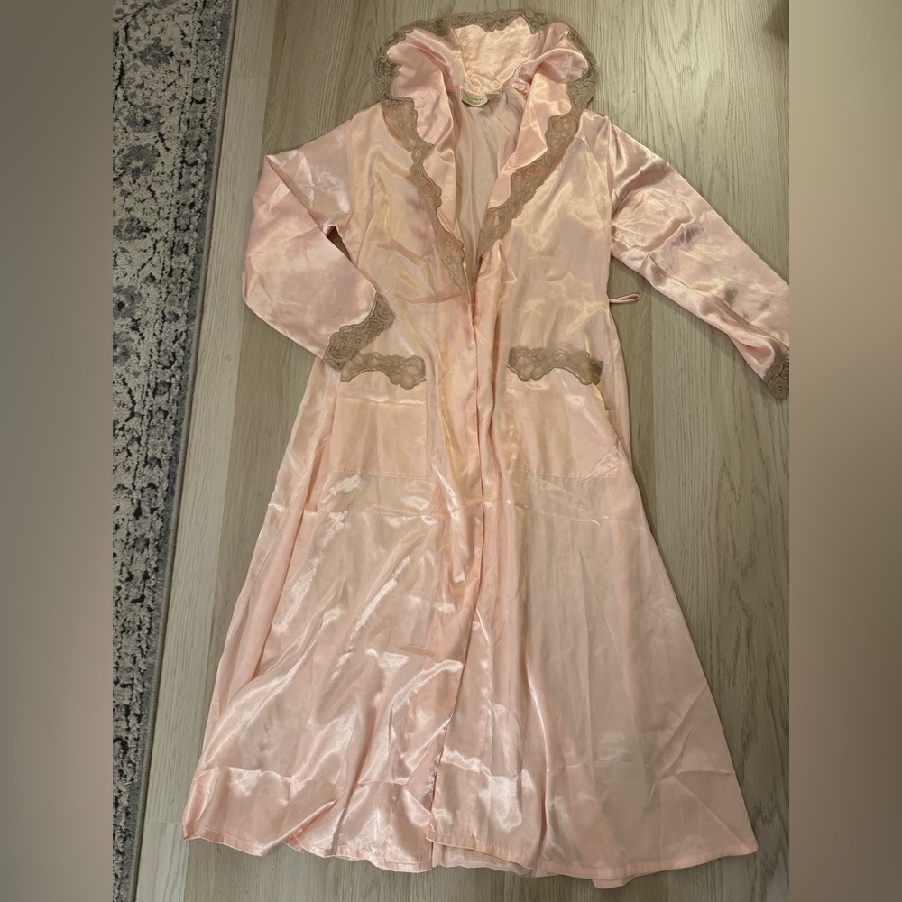 VICTORIA’S SECRET gold label Vintage Pink Long Robe satin lace trim NO BELT